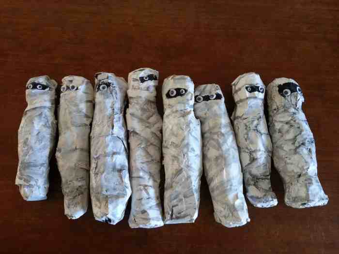 How to make a small mummy decoration