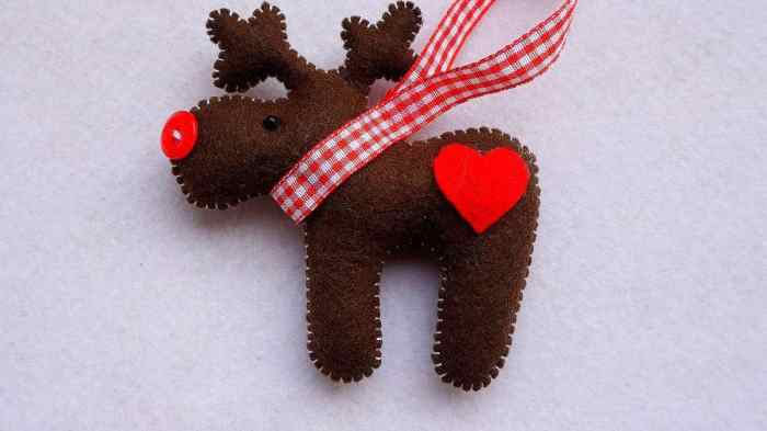 How to make a felt reindeer decoration